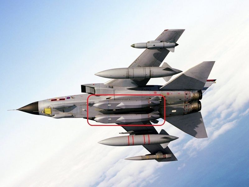 Крылатые ракеты Storm Shadow на внешней подвеске самолета Panavia Tornado