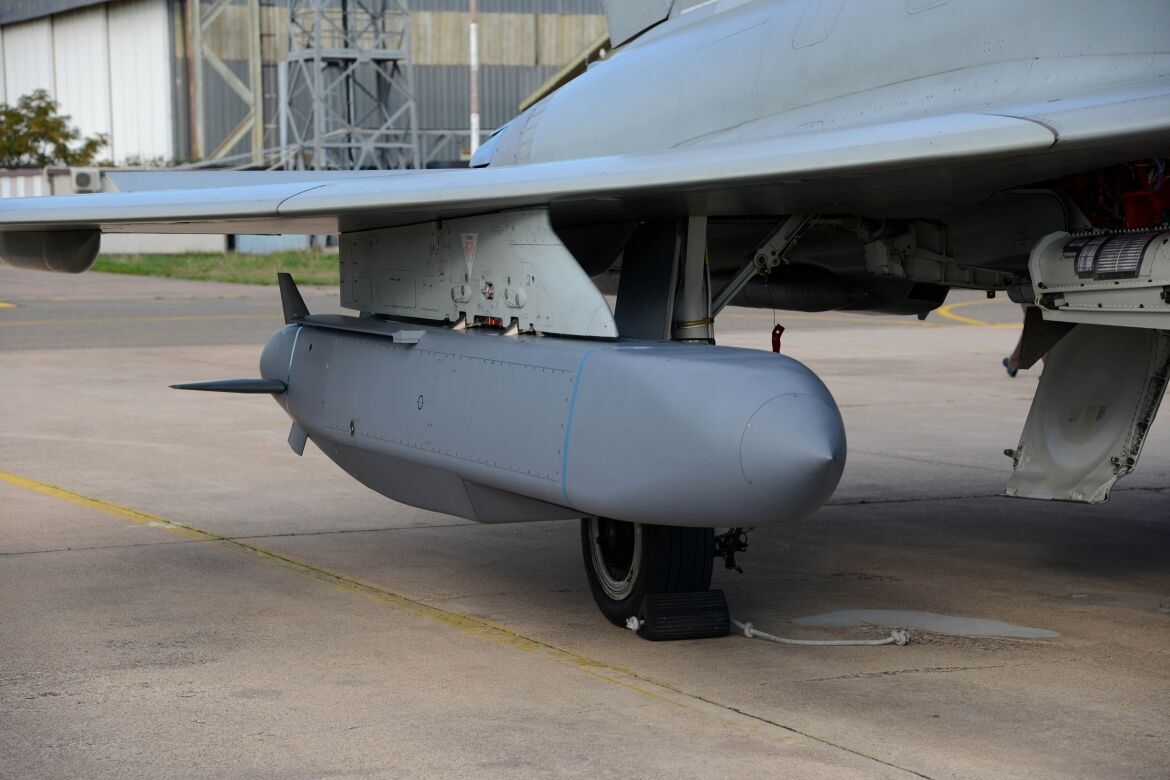 Крилата ракета Storm Shadow на зовнішній підвісці літака Eurofighter Typhoon