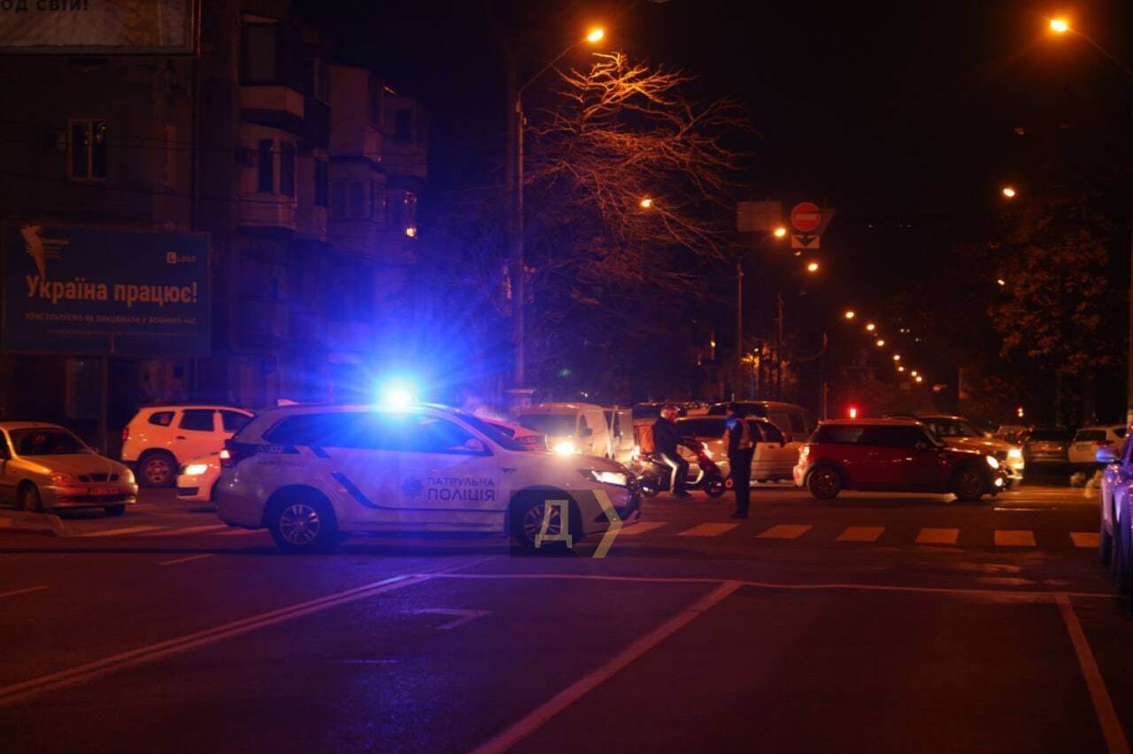 В Одесі під час затримання групи осіб вибухнула граната, на місці інциденту поліція і швидкі. Відео та подробиці