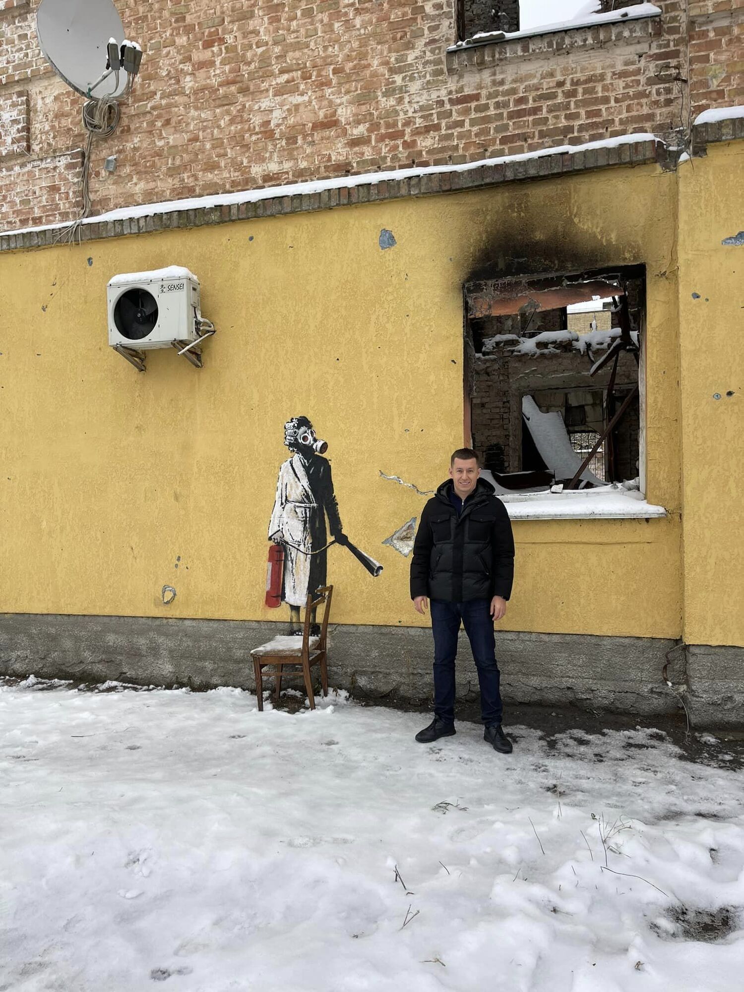 В Гостомеле неизвестные срезали со стены дома рисунок художника Бенкси. Фото