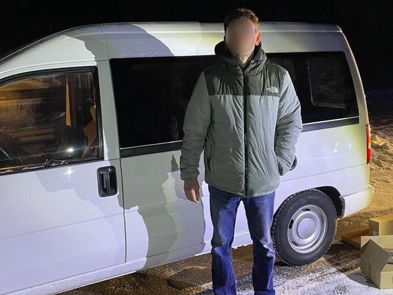 На Київщині п'яний водій їздив вулицями під час комендантської години: в машині знайшли зброю. Фото