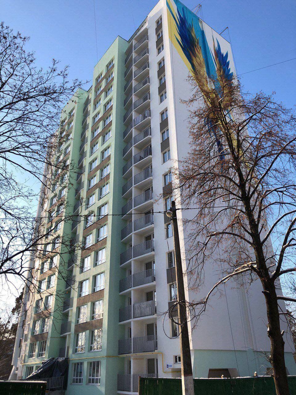 У Києві на відремонтованому після влучання російської ракети будинку з’явився мурал у вигляді Фенікса. Фото 
