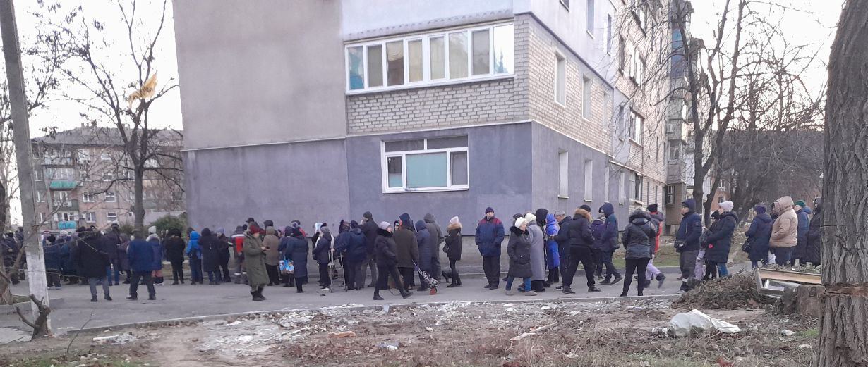 Жители города по несколько часов мерзнут на улице