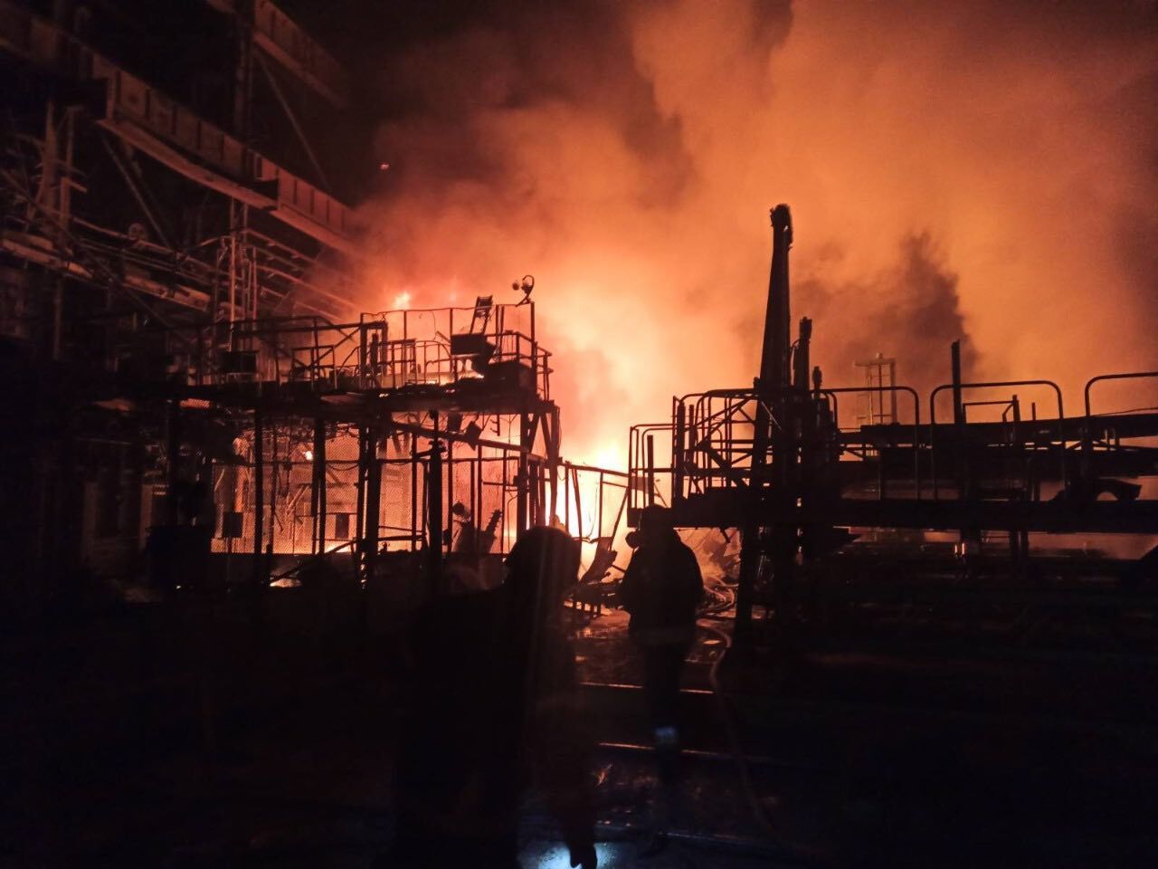 Оккупанты нанесли удар по Запорожью: попали в инфраструктурный объект, вспыхнул пожар. Фото