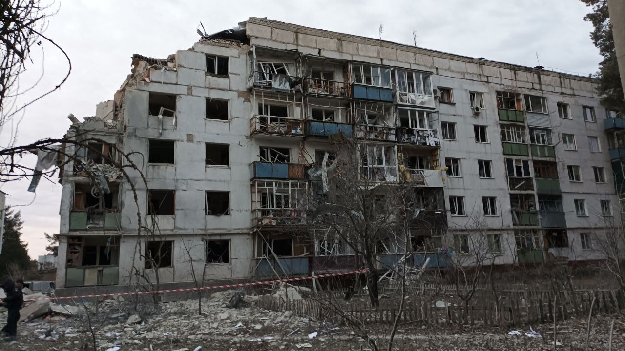 Войска РФ обстреляли Чугуевский район на Харьковщине: разрушена жилая многоэтажка, есть раненые. Фото и видео