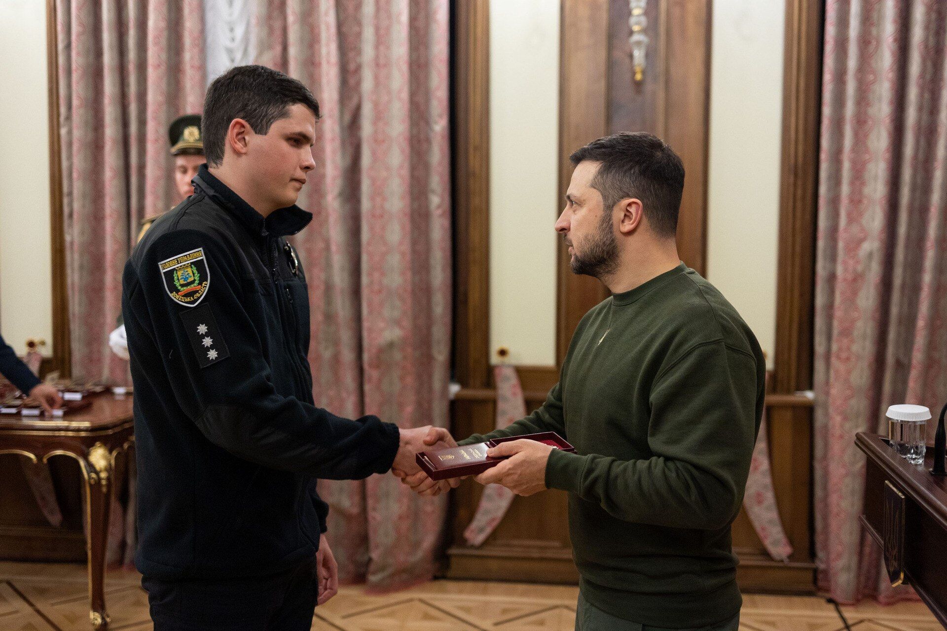 Зеленский вручил государственные награды украинским защитникам и защитницам, вернувшимся из российского плена. Фото