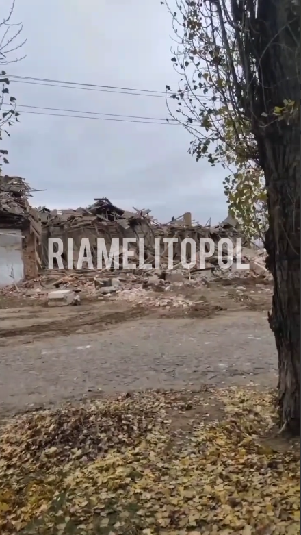 Завали розбирають уже третій день: у мережі показали, який вигляд має казарма окупантів під Мелітополем після ''бавовни''. Відео 