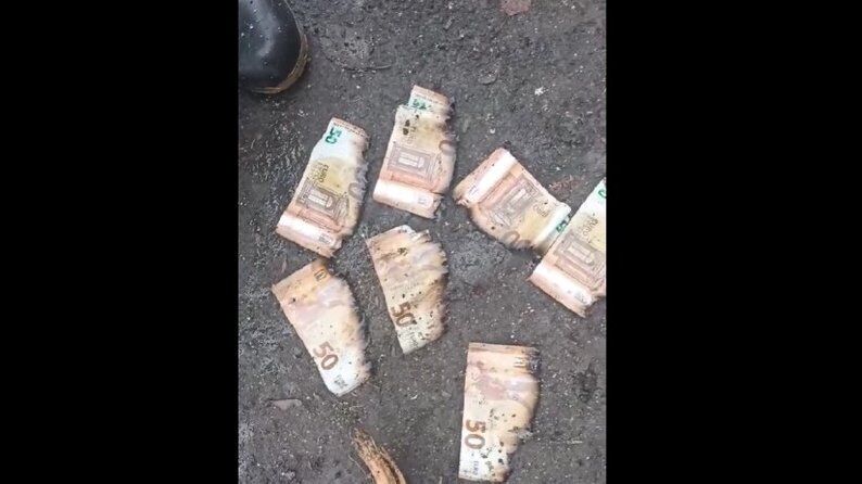 На Тернопільщині каналізацію забило сотнями євро та фунтів: довелося викликати комунальників. Фото і відео