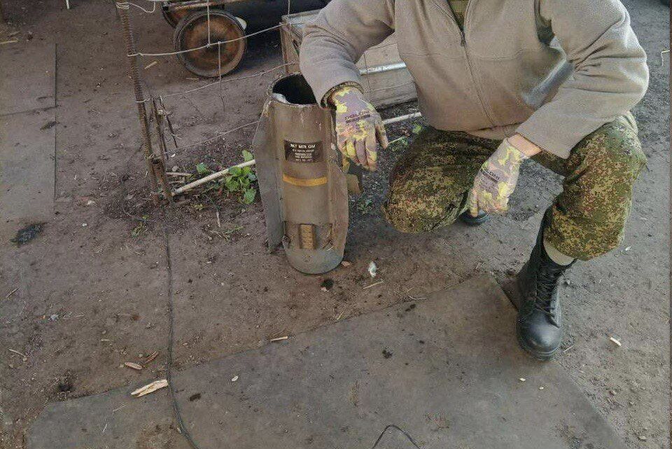 Российский солдат с обломком ракеты Brimstone