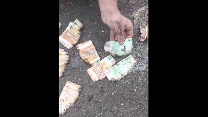 На Тернопільщині каналізацію забило сотнями євро та фунтів: довелося викликати комунальників. Фото і відео