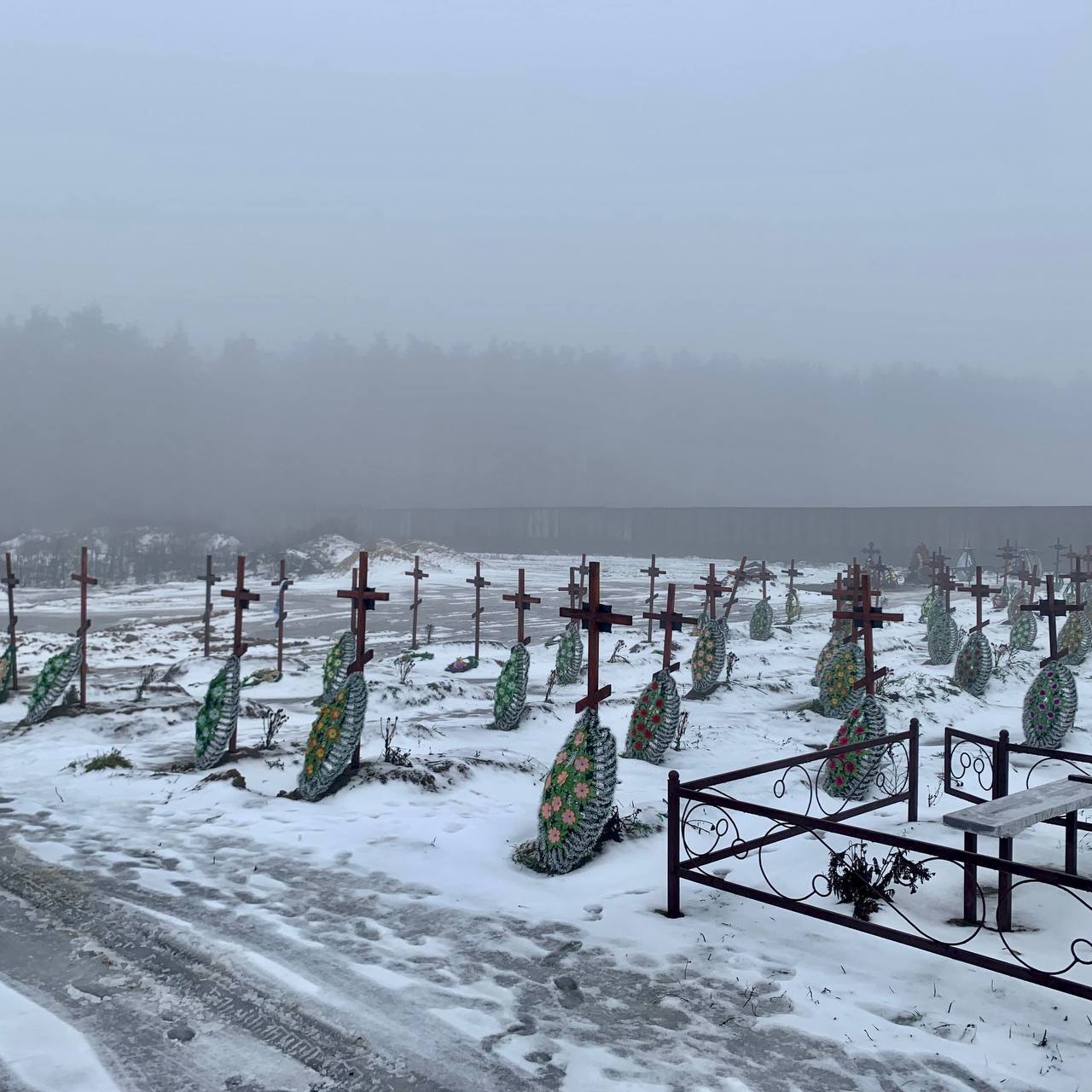 Мать и двоих сыновей убили выстрелами из БМП: в сети показали кладбище в Буче, где похоронены жертвы российской оккупации. Фото