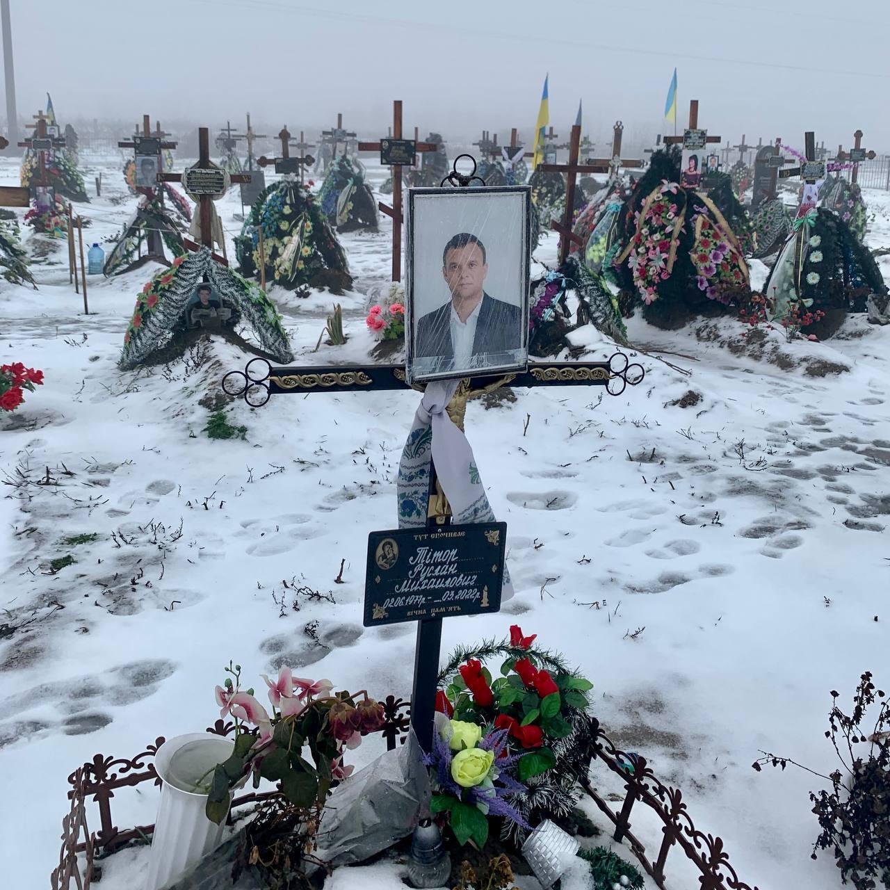 Матір і двох синів убили пострілами з БМП: у мережі показали цвинтар в Бучі, де поховані жертви російської окупації. Фото 