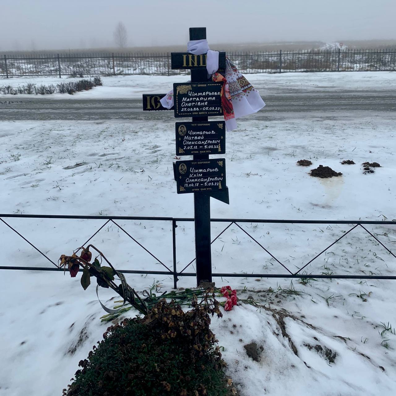 Матір і двох синів убили пострілами з БМП: у мережі показали цвинтар в Бучі, де поховані жертви російської окупації. Фото 