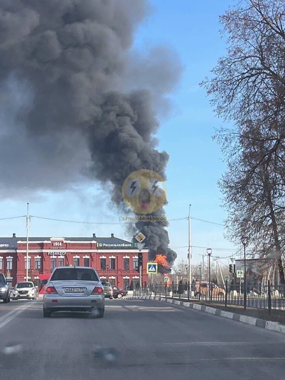 У Бєлгородській області РФ сталася "бавовна": піднявся стовп чорного диму, зникло світло. Відео 