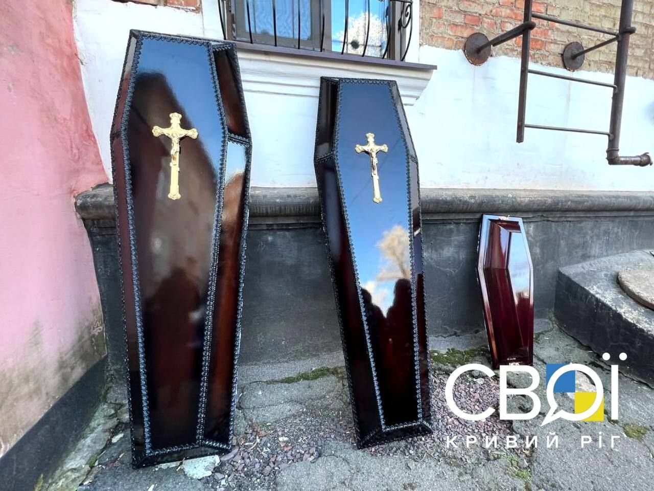 Попрощались с тремя членами семьи, которые погибли во время массированного ракетного обстрела РФ по Украине