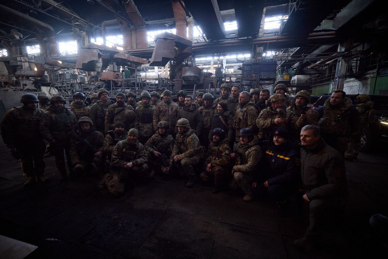 Захисники Бахмута через Зеленського передали прапор України в Конгрес США. Відео