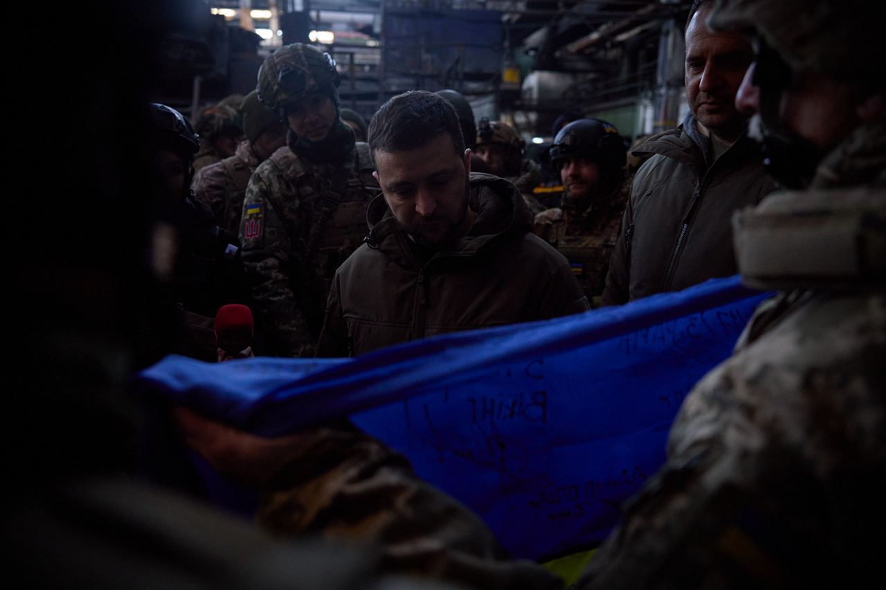 ''Символ нашей победы!'' Зеленский передал Конгрессу США флаг Украины от защитников Бахмута. Видео