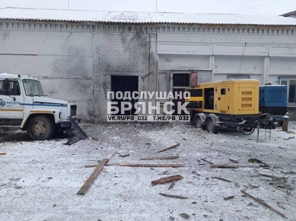 Ни дня без ''бавовны'': в Трубчевске Брянской области БПЛА атаковал здание РЭС, момент попал на видео
