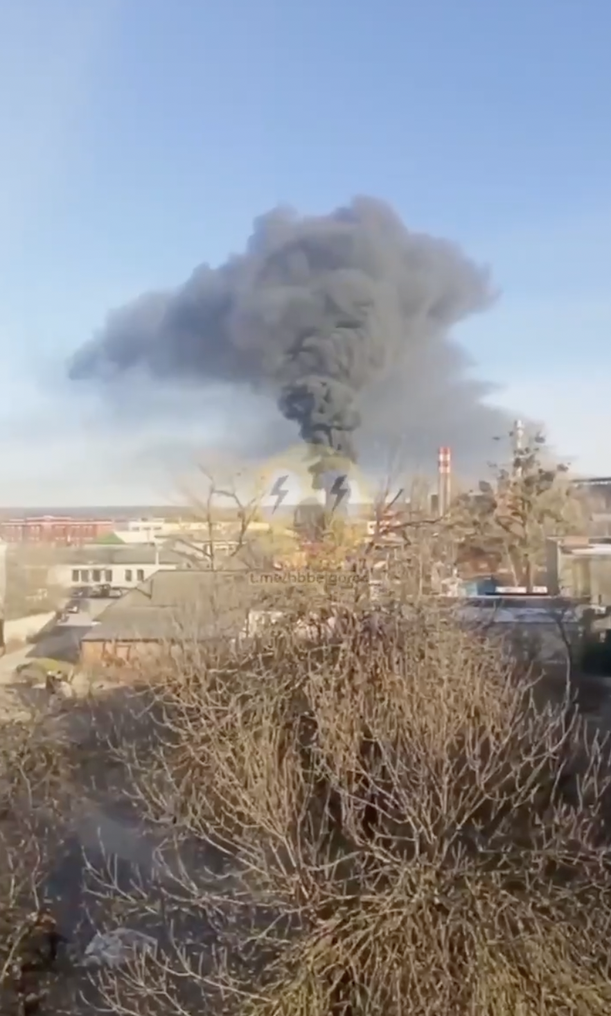 В Белгородской области РФ произошла "бавовна": поднялся столб черного дыма, исчез свет. Видео