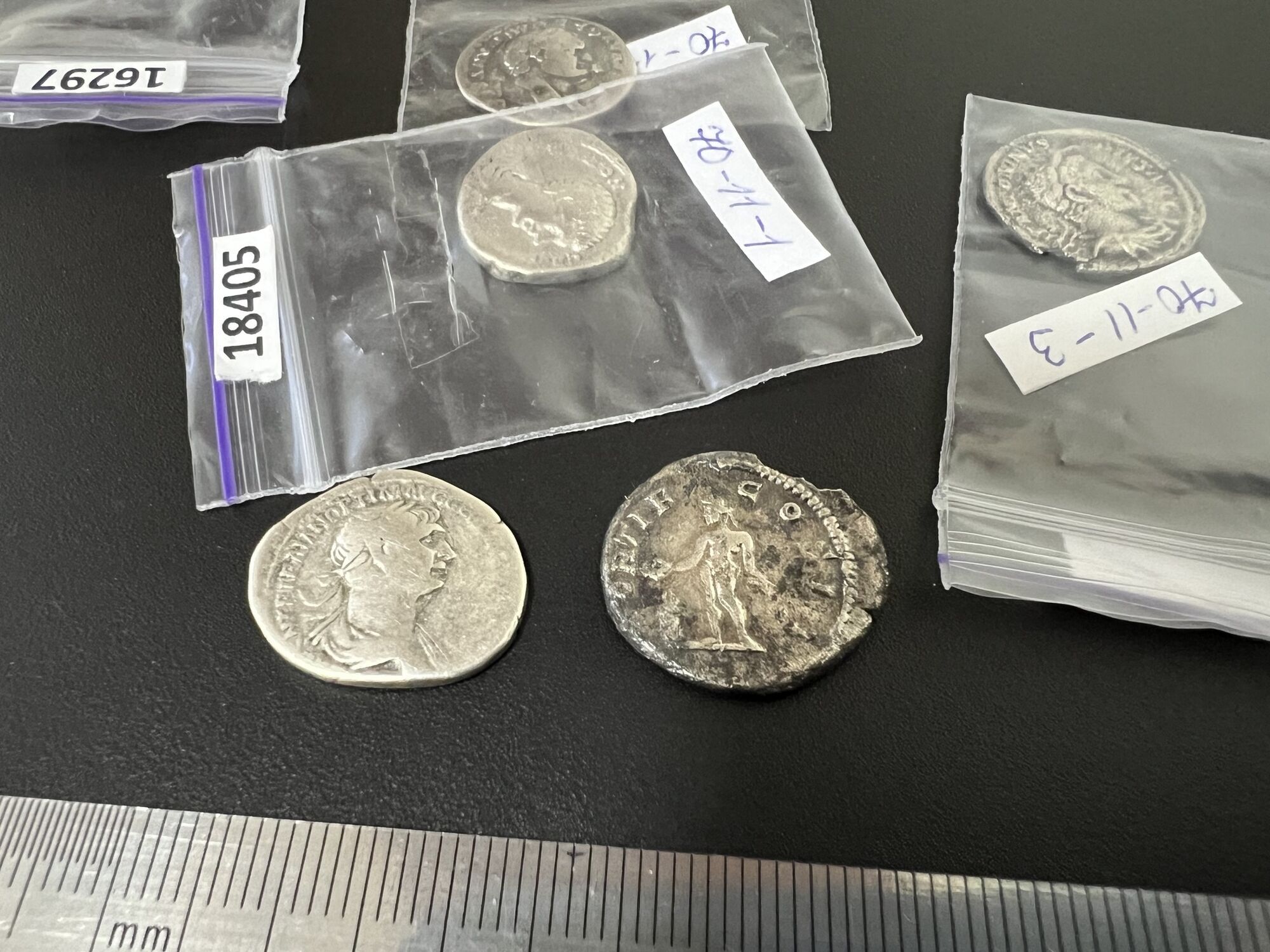 Из Украины пытались отправить старинные монеты, в частности, Римской империи, которым около 2000 лет. Фото