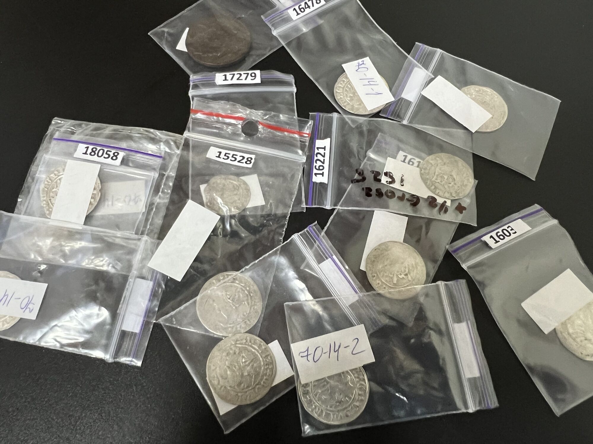 Из Украины пытались отправить старинные монеты, в частности, Римской империи, которым около 2000 лет. Фото