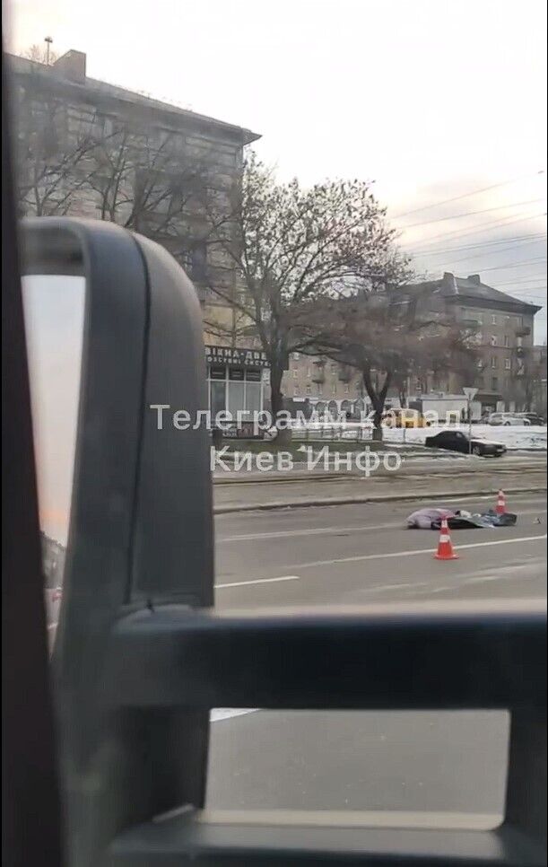 В Киеве легковушка на большой скорости сбила насмерть пешехода. Видео