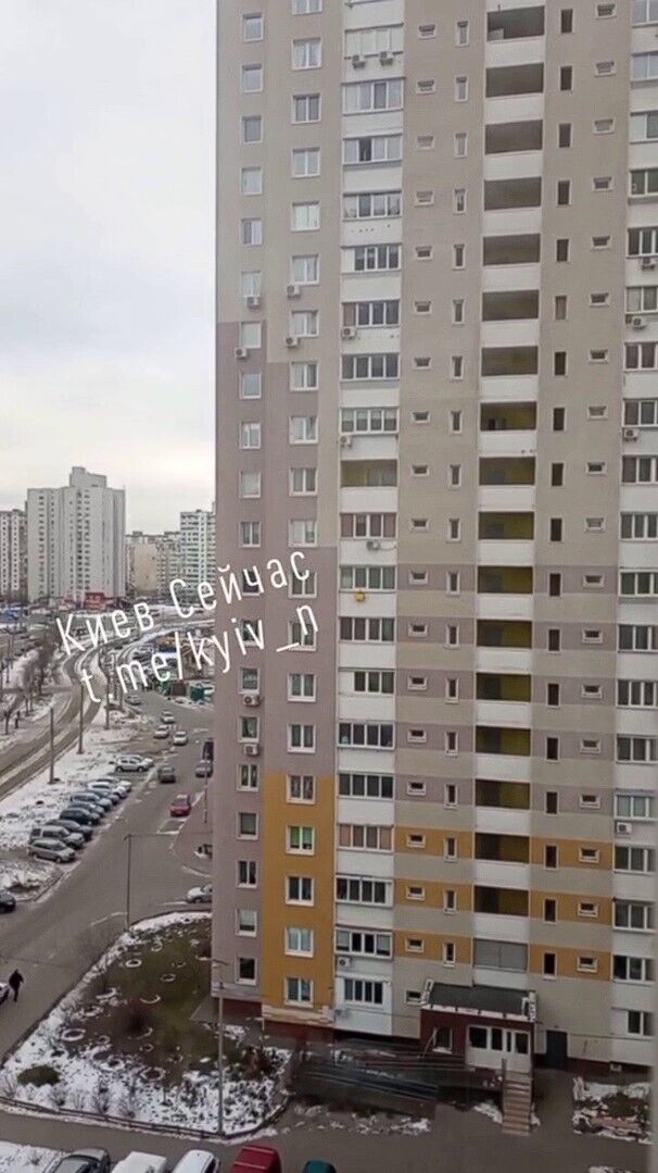 В Киеве житель многоэтажки на 9 этаже повесил генератор с внешней стороны балкона. Видео