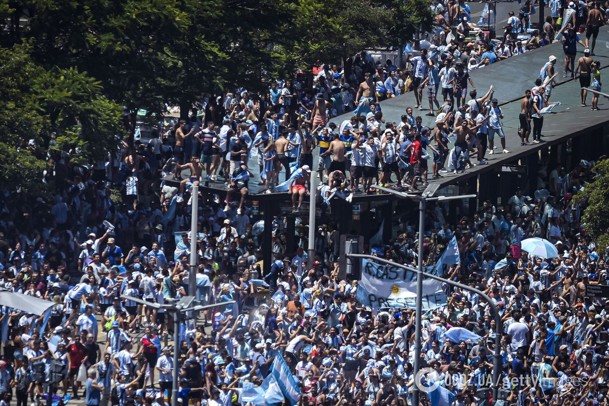 Месси и Ко эвакуировали, фаны прыгали с мостов: празднование победы Аргентины на ЧМ-2022 вышло из-под контроля. Видео