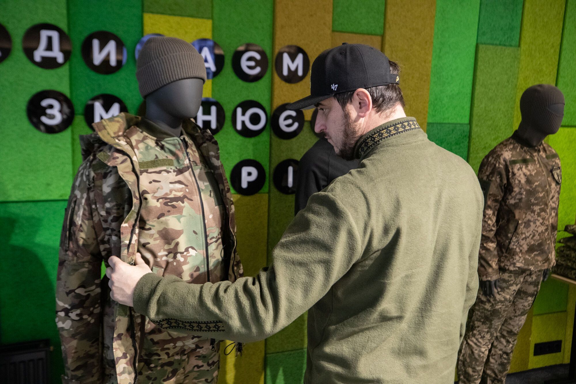 Защитницы с терробороны Киева получили от Кличко комплекты женской военной формы