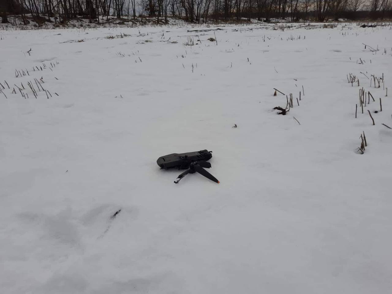 На Сумщині прикордонники "приземлили" ворожий дрон-розвідник: його залишки впали за кілька метрів від позицій. Фото 