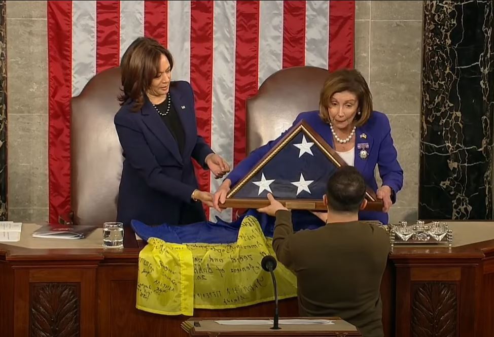 Зеленському у США подарували американський прапор у дерев’яному ящику-трикутнику: чим особливий стяг
