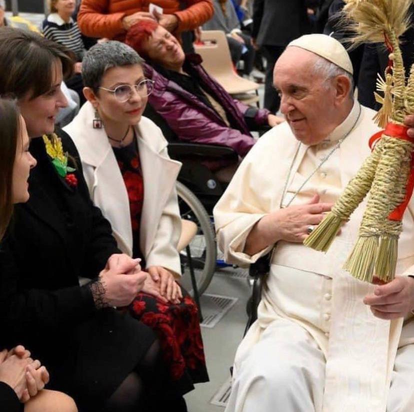 Співачка Оксана Муха зустрілася з Папою Римським: виконала коляду та вручила різдвяний дідух. Фото