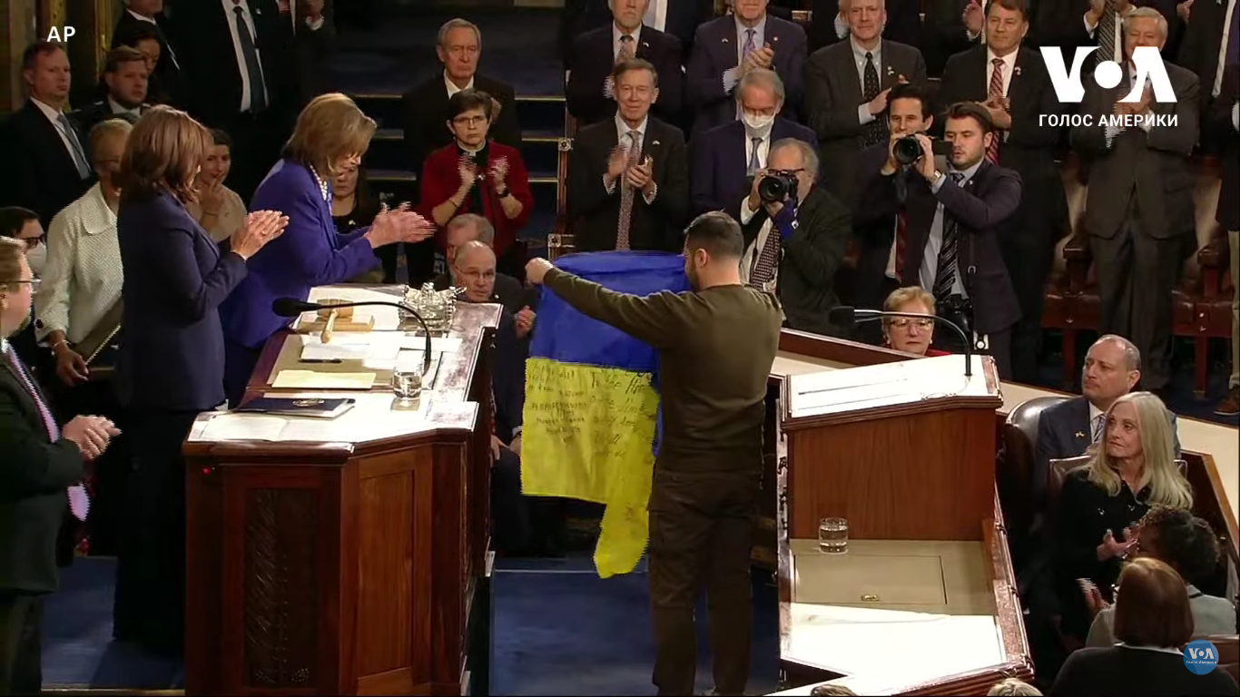 ''Символ нашей победы!'' Зеленский передал Конгрессу США флаг Украины от защитников Бахмута. Видео