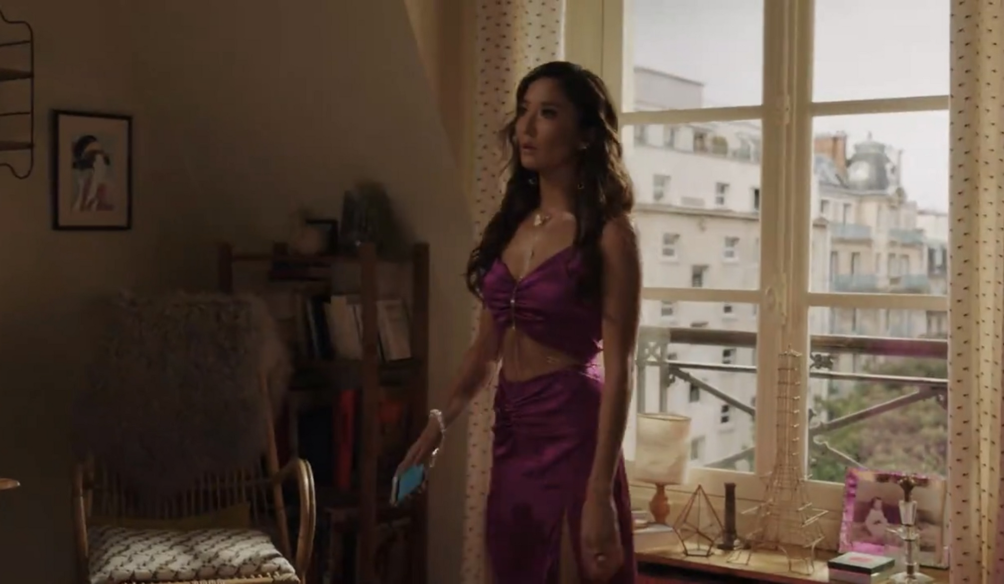 В новом сезоне сериала "Эмили в Париже" от Netflix одна из героинь появилась в платье от украинского бренда. Видео