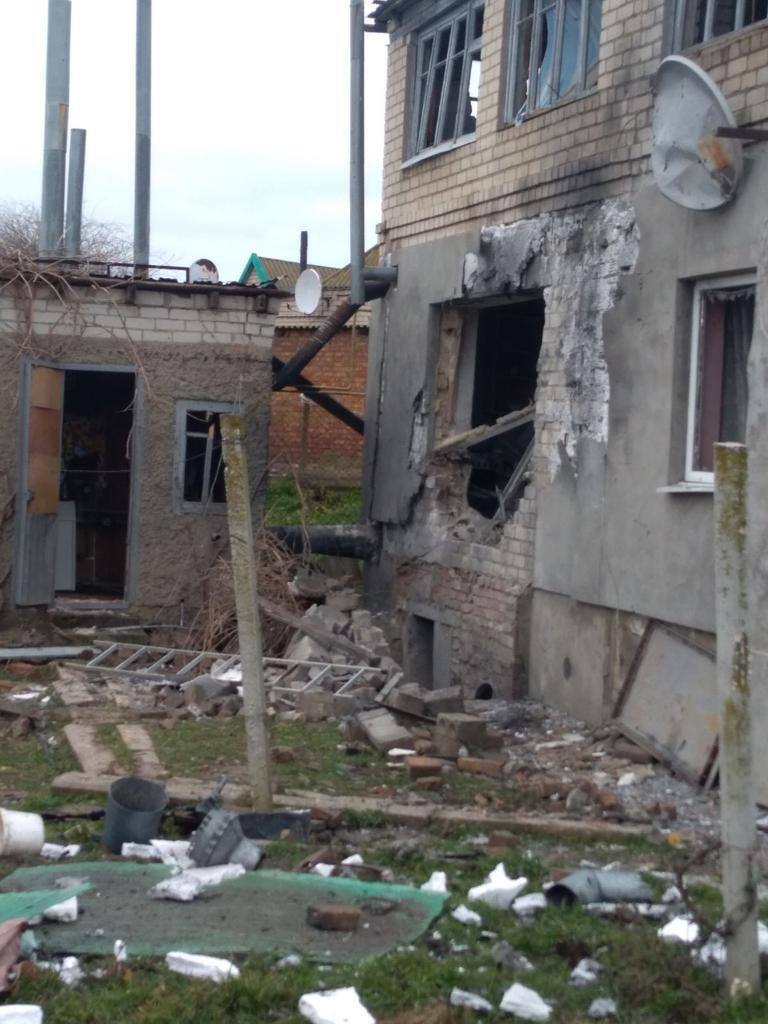 Окупанти завдали удару по селу Станіслав на Херсонщині: пошкоджено електромережі і газопроводи, є поранений. Фото 
