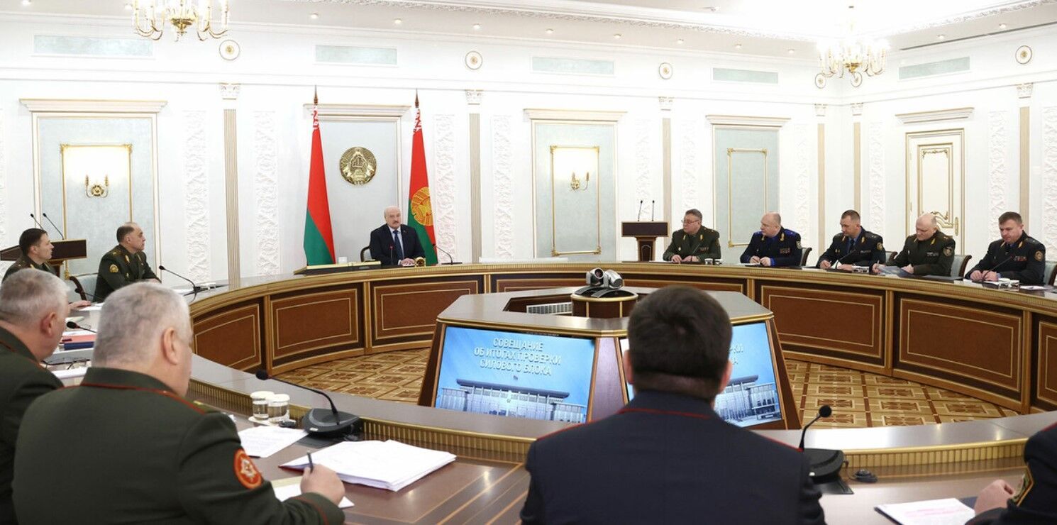 Лукашенко на нараді з силовиками обговорив перекидання техніки ближче до кордону з Україною і знову заявив про загрози 