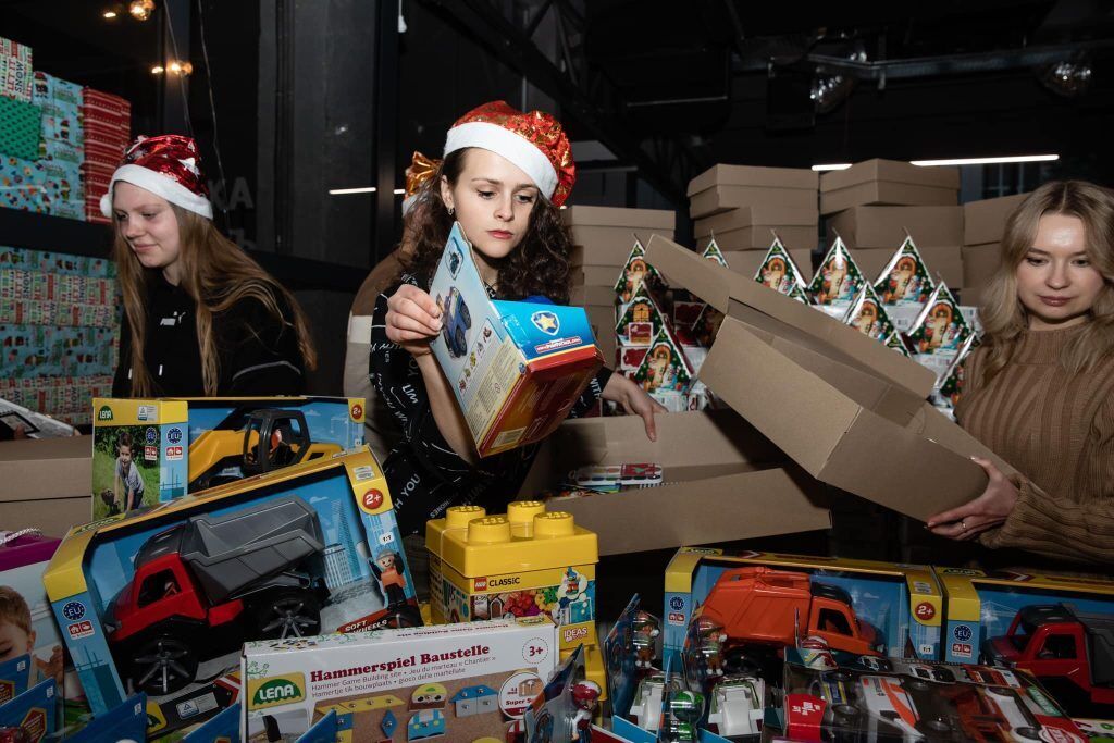 Марина Порошенко отправила 2 тысячи подарков детям, потерявшим дом из-за войны