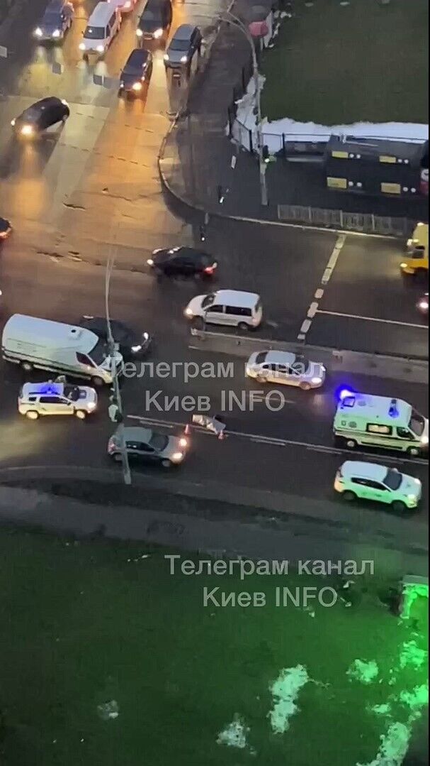 В Киеве возле радиорынка грузовой микроавтобус сбил насмерть пешехода. Видео