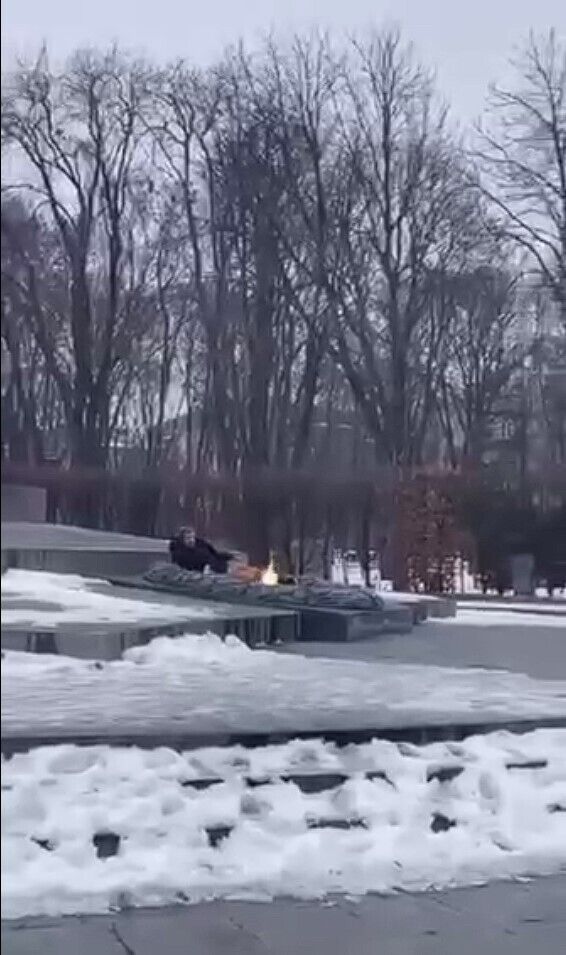 У Києві чоловік облаштував собі ''пункт незламності'' поруч із Вічним вогнем. Відео