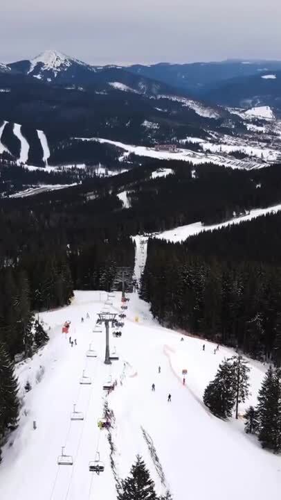 В Буковеле официально стартовал лыжный сезон: как добраться и что предлагают отдыхающим. Видео