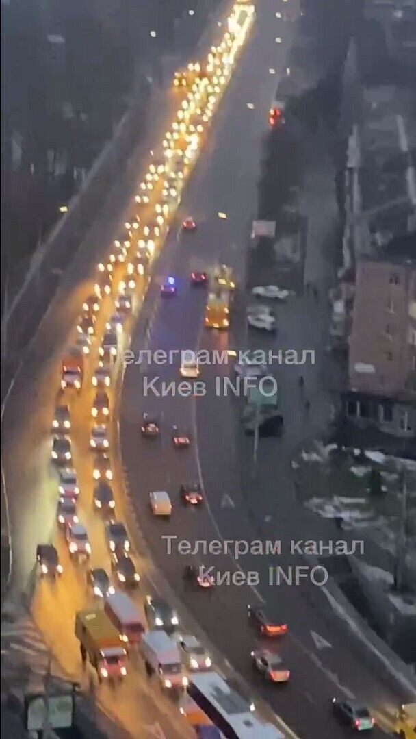 В Киеве возле радиорынка грузовой микроавтобус сбил насмерть пешехода. Видео