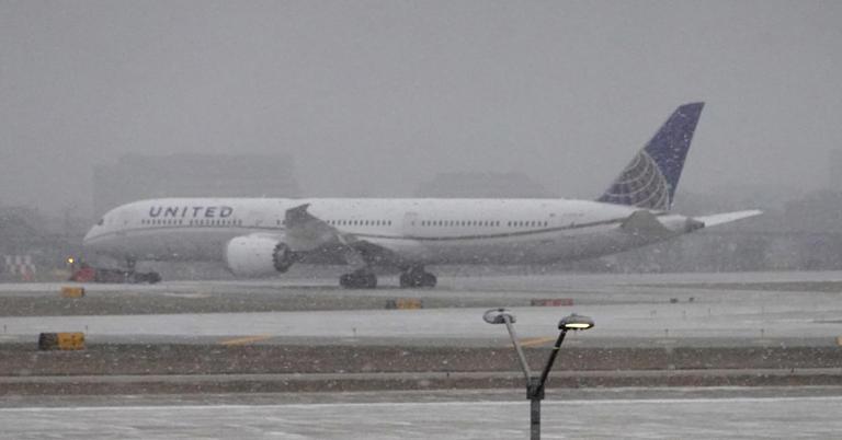 У США авіакомпанії скасували тисячі рейсів через сильну снігову бурю. Фото
