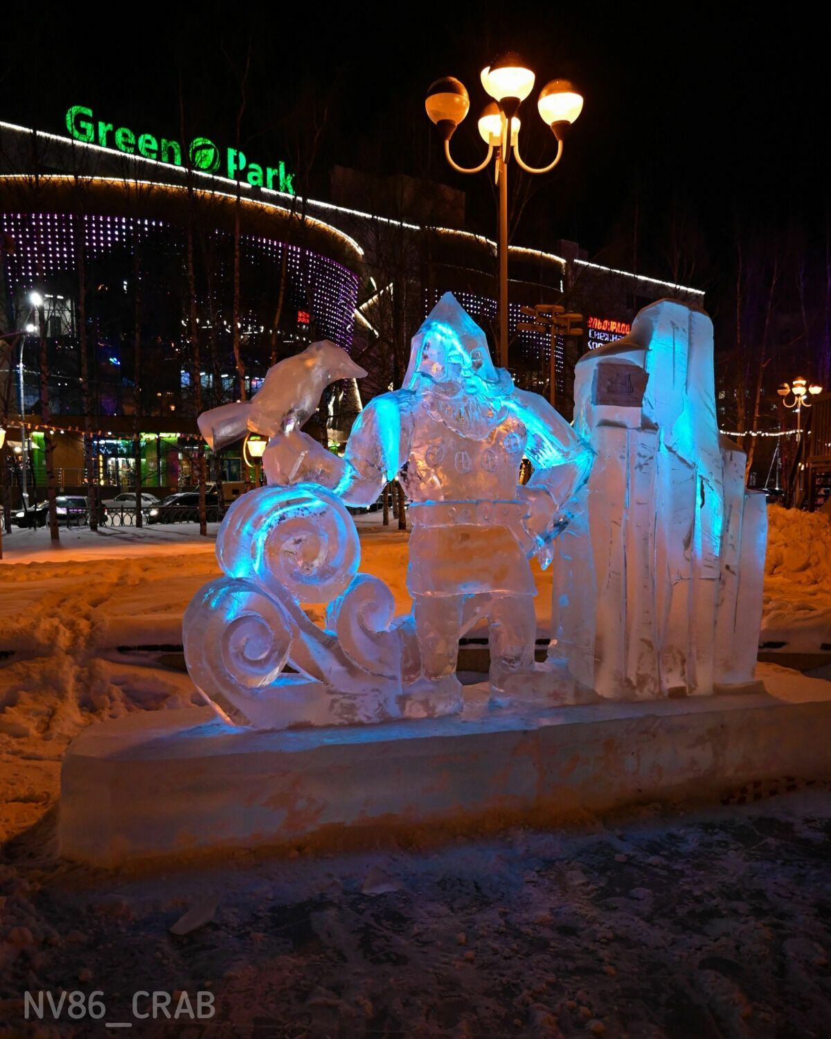 У Росії до новорічних  свят вирізали з льоду моторошну снігуроньку: лякає своїм виглядом перехожих. Фото 