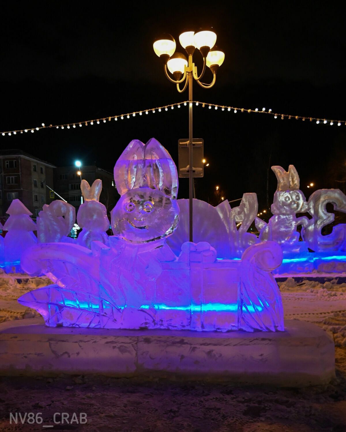 У Росії до новорічних  свят вирізали з льоду моторошну снігуроньку: лякає своїм виглядом перехожих. Фото 