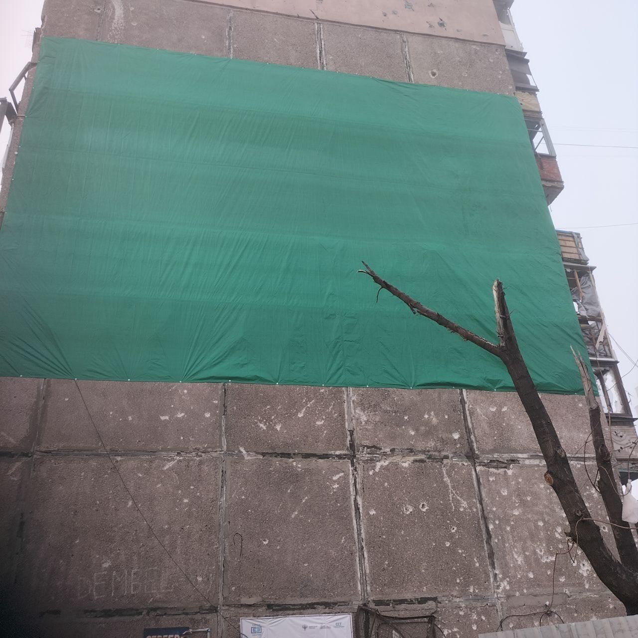 Закрили стіну куском брезенту: у мережі показали, як виглядає ремонт від окупантів у Маріуполі. Фото 