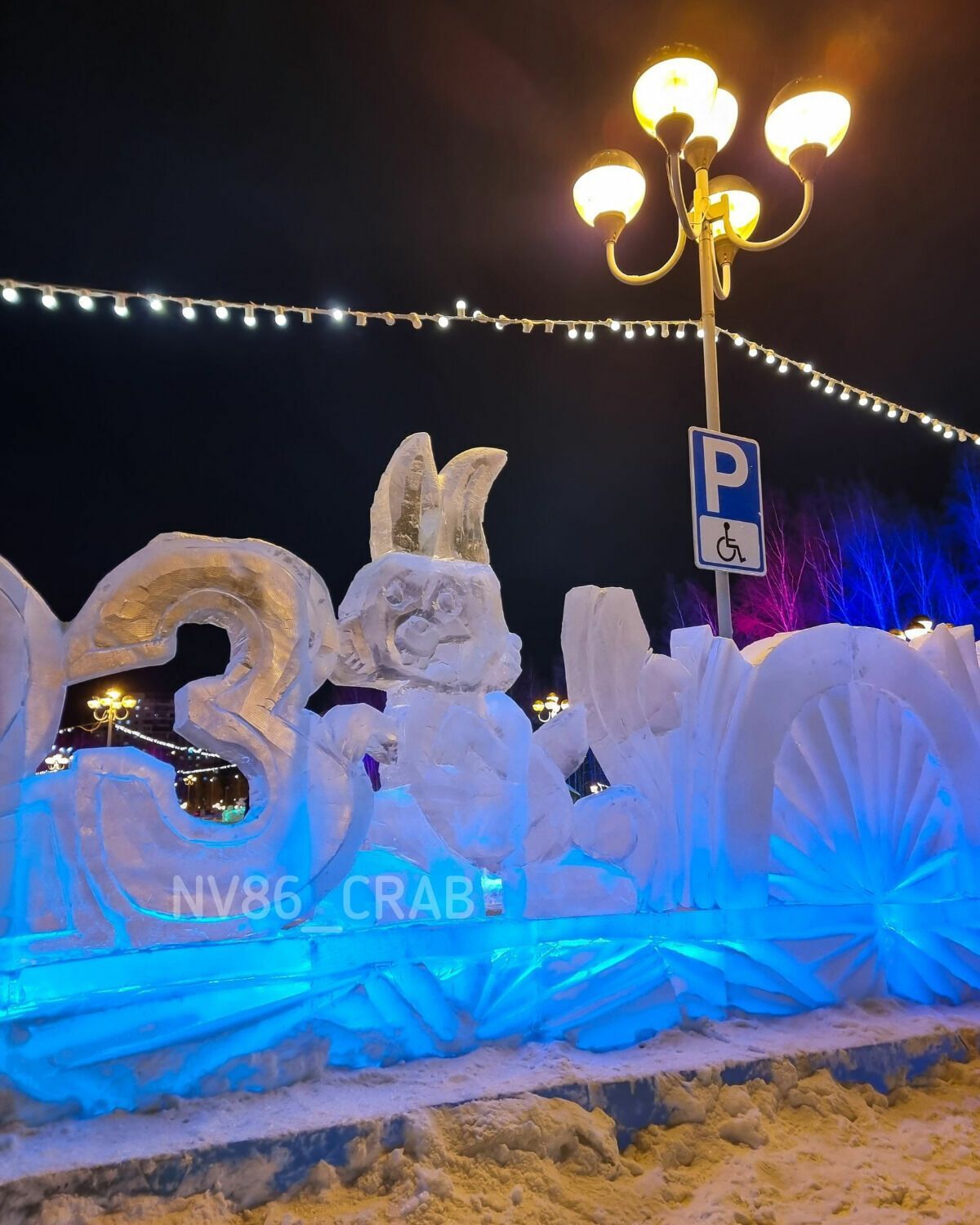 В России к новогодним праздникам вырезали изо льда жуткую снегурочку: пугает своим видом прохожих. Фото
