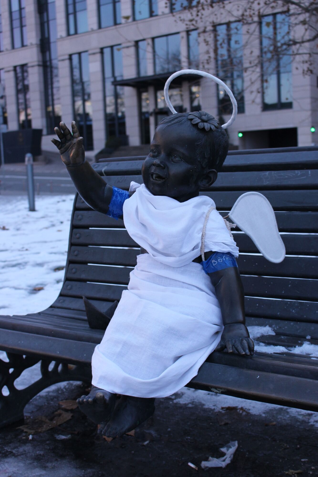 Маленькие ангелы с наклейками "ВСУ" и "энергетики": скульптуры малышей-основателей Киева переодели в честь Рождества. Фото