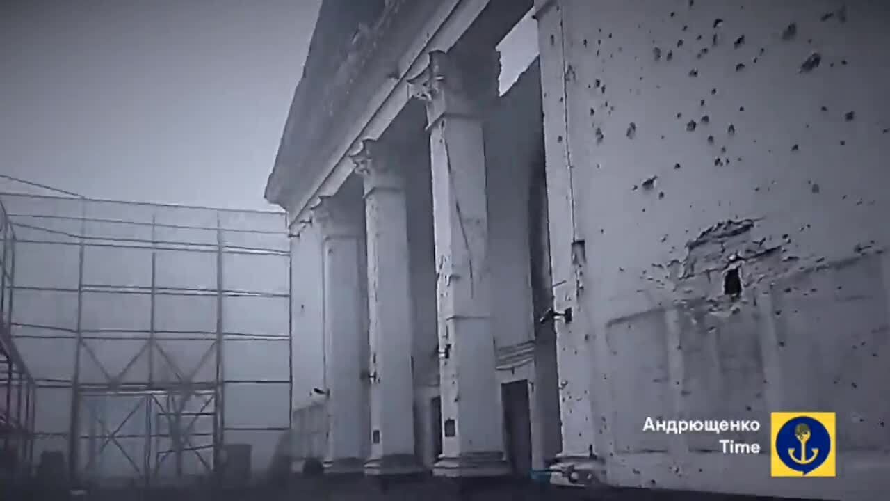 Оккупанты снесли драматический театр в Мариуполе, где погибло много людей: видео последствий
