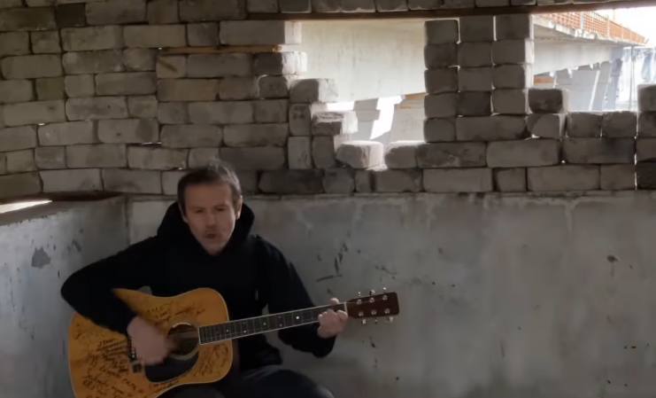 "До зустрічі на набережній Ялти": Вакарчук заспівав на зруйнованому Антонівському мосту в Херсоні. Відео