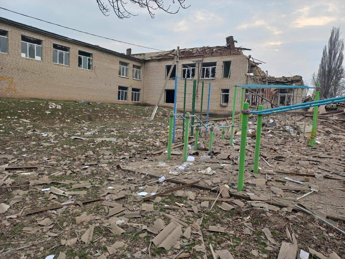 РФ ударила ракетами по передмістю Запоріжжя: пошкоджено гімназію. Фото